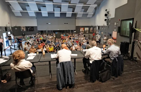 

Težko pričakovano srečanje je napolnilo dvorano gledališča v 
Boljuncu