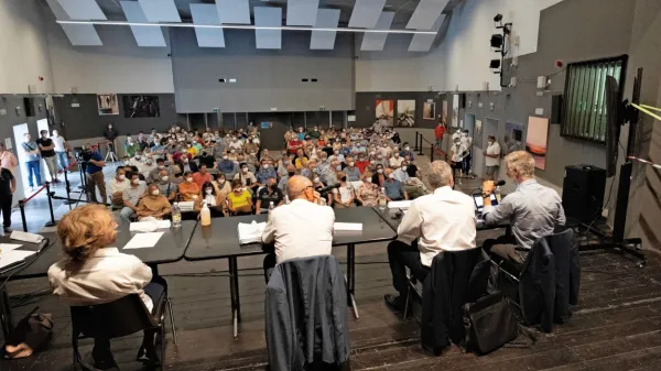 

Težko pričakovano srečanje je napolnilo dvorano gledališča v 
Boljuncu