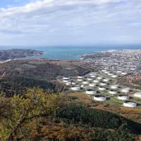 Naftni rezervoarji Siota ležijo tik ob meji s Slovenijo (pogled s 
Socerba).