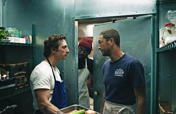 Jeremy Allen White (levo) je z veliko senzibiliteto in z obilo 
potlačene jeze upodobil talentiranega kuharskega mojstra Carmyja, ki mu na novem delovnem mestu poleg kupa finančnih težav 
še dodatno parajo živce sodelavci.