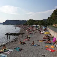 Plaša Castelreggio na levi strani zaliva ...