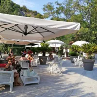 Na plažah ne manjka različne gostinske ponudbe v lično urejenih lokalih. 