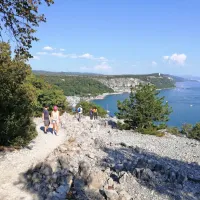 Med obiskovalci priljubljena Rilkejeva pot vodi od Sesljana do Devinskega gradu. 