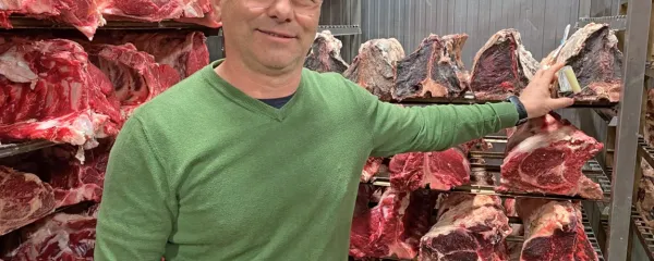 Janez Kodila v “mesni banki” kot pravi zorilnici govejih hrbtov v 
njihovem obratu v Markišavcih.