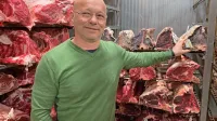 Janez Kodila v “mesni banki” kot pravi zorilnici govejih hrbtov v 
njihovem obratu v Markišavcih.