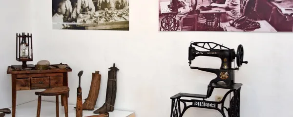 Utrinek z razstave o zgodovini čevljev in čevljarstva v Tolminskem 
muzeju. 