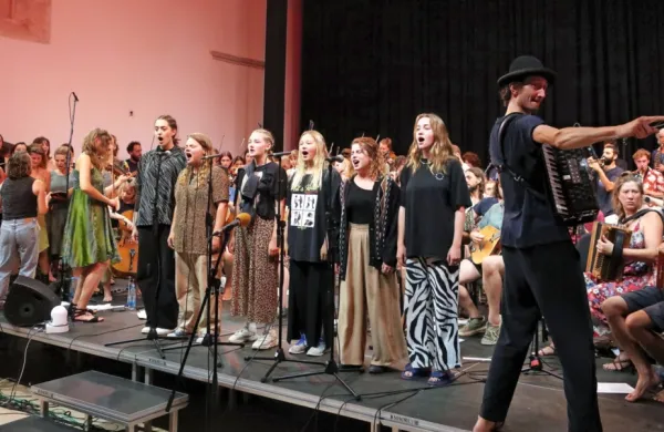 V torek je orkester Etno histeria odzvanjal tako v dvorani Sv. Frančiška kakor na valovih Radia Koper. Pridružile so se jim gostje iz Ukrajine.  
