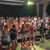 V koprski taverni je orkester svetovni orkester občinstvo zapeljal 
tudi v divji osvobajajoči ples.