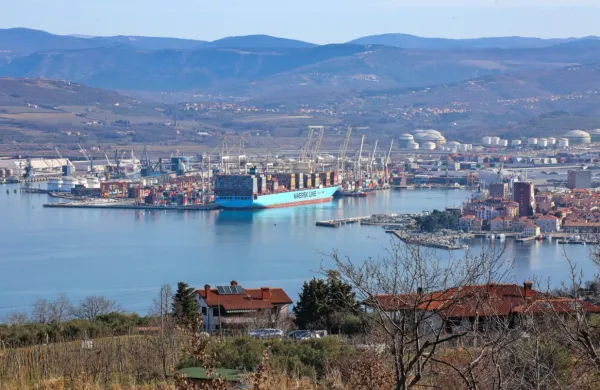 Šestminutno ladijsko  hupanje v enakomernih presledkih je ob 
5.40 prebudilo večino Koprčanov in okoliških prebivalcev.