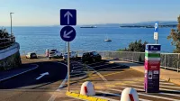 Komaj so na Krožni cesti spremenili prometni režim v enosmerni promet in namesto voznega pasu zarisali plačljiva parkirišča, se je že začela njihova “privatizacija”.