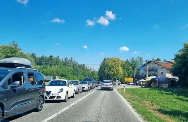Kolona vozil proti mejnemu prehodu Jelšane se je prek vikenda 
vila vse do Dolenjskega Potoka, pa tudi dlje.  