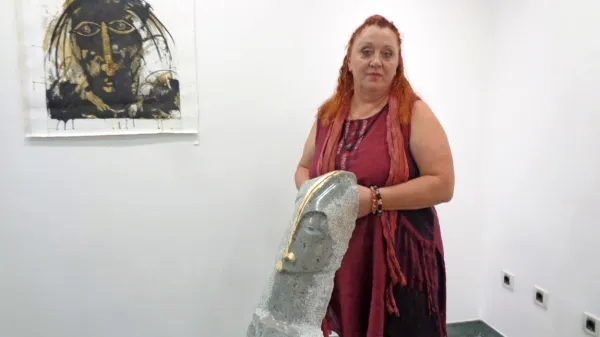 V Pavlovčevi galeriji  je ob portretih indijskega slikarja Lokesha Sonija 
svoje skulpture na ogled postavila kraška kiparka Matejka Belle.