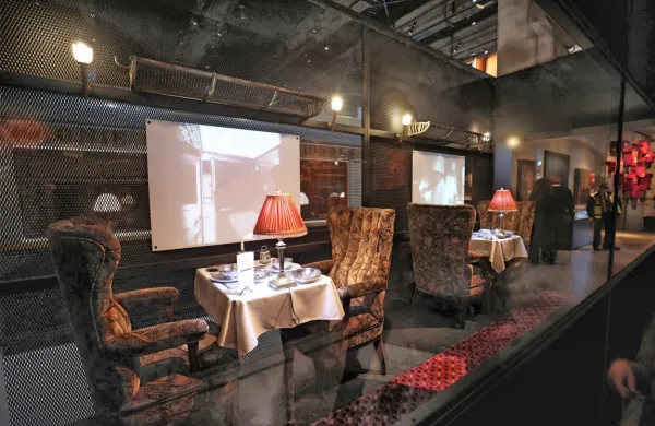 Orient Express še vedno budi domišljijo in zbuja občudovanje, 
zato je pogosta tema razstav, posvečenih železnici. Na fotografiji je 
eden od salonov, kakršni so bili v uporabi na Orient Expressu.