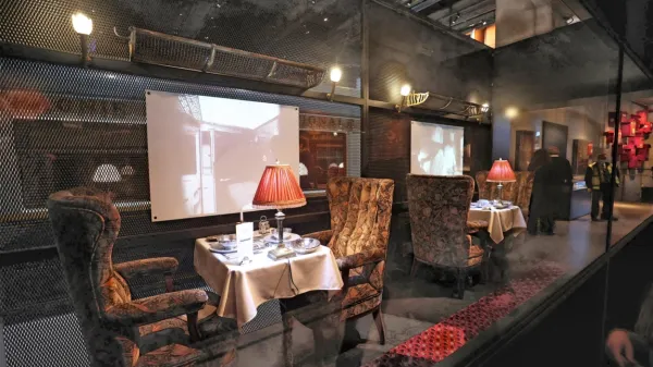 Orient Express še vedno budi domišljijo in zbuja občudovanje, 
zato je pogosta tema razstav, posvečenih železnici. Na fotografiji je 
eden od salonov, kakršni so bili v uporabi na Orient Expressu.