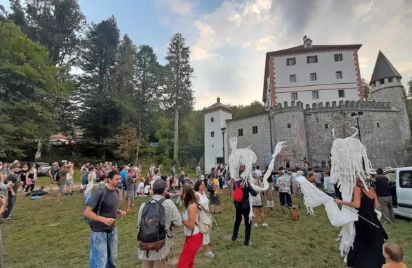  Glasba, lutke, gledališče in intervencije v prostoru so tudi letos začarali grad Snežnik in prišleke.