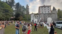  Glasba, lutke, gledališče in intervencije v prostoru so tudi letos začarali grad Snežnik in prišleke.
