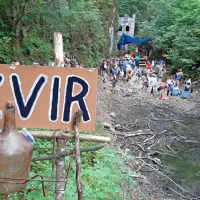Eden najbolj sugestivnih odrov je Izvir, kjer smo ujeli Sama Kutina in  Borisa Magdalenca z gostom. 