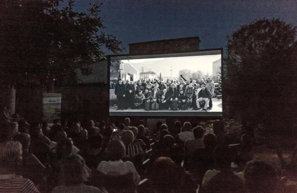 Organizatorji potujočega Kino Istra so med svoje slikovite lokacije letos dodali še vrt koprskega 
Pokrajinskega muzeja.