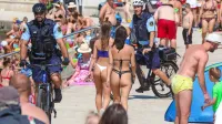 Kmalu na istrske ulice prihajajo tudi policijske patrulje na kolesih 
- včerajšnja je zgolj opozarjala in delila material, ki osvešča 
kopalce, naj varujejo svoje premoženje. 