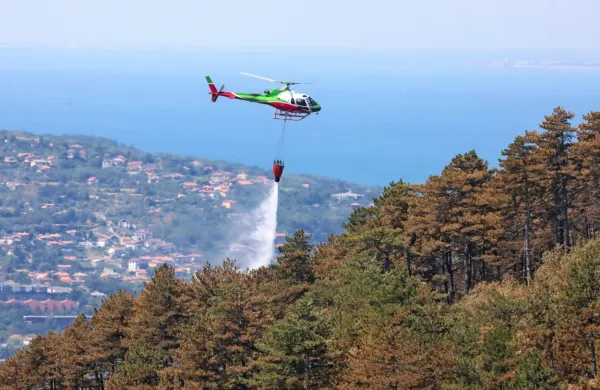 Na italijanski strani so se po neuradnih informacijah gasilci in 
gozdna policija pritoževali, ker jih nihče ni obvestil, da na 
slovenski strani v bližini meje na gradbišču drugega tira,  hranijo 
tudi eksploziv, kar naj bi predstavljalo nevarnost, ko so gasili s 
helikopterjem. 