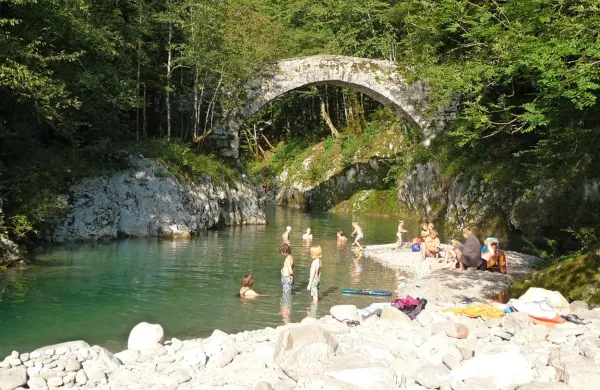 Pri Napoleonovem mostu pri Podbeli je eno najbolj čarobnih  
kopališč v topli in zdravilni Nadiži.