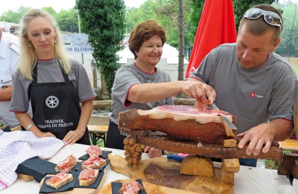 Na stojnicah se bodo predstavili kraški vinarji in ponudniki 
mesnin.