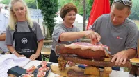 Na stojnicah se bodo predstavili kraški vinarji in ponudniki 
mesnin.