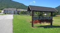 V dom za starejše prenovljen nekdanji hotel Bor v Črnem Vrhu 
bržčas stoji v najlepšem okolju in je kot zasebni dom sočasno 
precej cenejši od najdražjih koncesijskih domov.