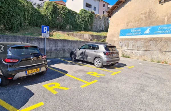 Turisti, ki bivajo v Casi Isabella, lahko svoja vozila parkirajo na 
rezerviranih mestih ob skladišču Libertas na severni obvoznici. 