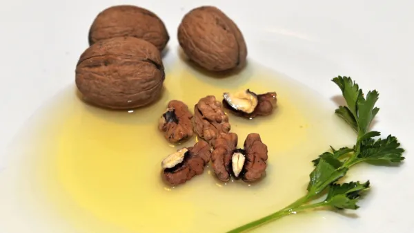 Suhi orehi, orehova jedrca in orehovo olje.