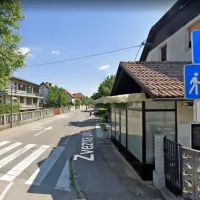 Ljubljanska Zvezna ulica, na kateri velja za motorna vozila 
enosmerni promet, za kolesarje pa celo v nasprotno smer kot za 
vozila. 