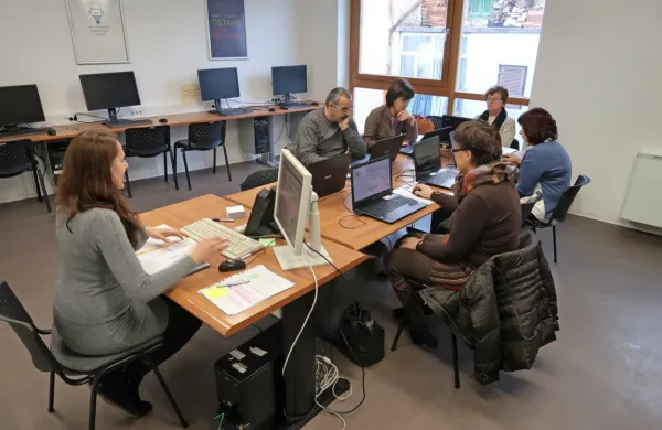 Ljudska univerza Ajdovščina tudi sicer ponuja različne  tečaje 
digitalnega opismenjevanja. 