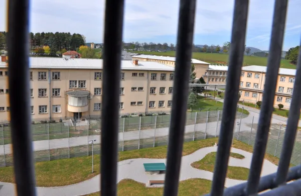 V zaporu na Dobu trenutno kazen 30 let zapora prestaja 13 
zapornikov, vsi so morilci. 