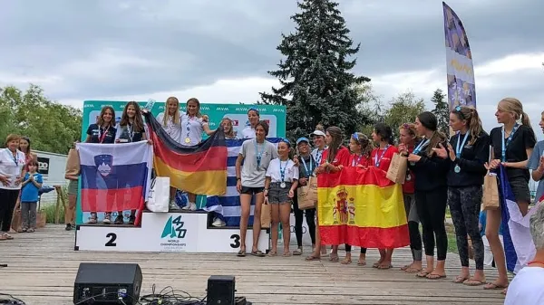 Ana Planinšič in Lara Božič sta na svetovnem prvenstvu v jadranju  
postali svetovni podprvakinji v razredu 420 v kategoriji do 17 
let.