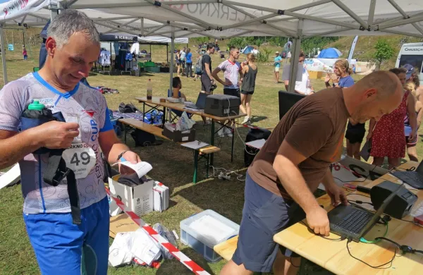 Idrijskemu orientacistu Jožku Jazbarju je vodja Cerkno CUP, tudi 
odličen tekmovalec, Klemen Kenda (desno), tako kot preostalim 
484 tekmovalcem, nemudoma zagotovil rezultat. 