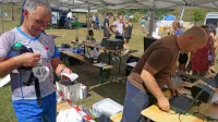 Idrijskemu orientacistu Jožku Jazbarju je vodja Cerkno CUP, tudi 
odličen tekmovalec, Klemen Kenda (desno), tako kot preostalim 
484 tekmovalcem, nemudoma zagotovil rezultat. 