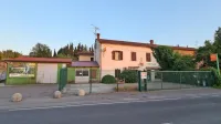 Zavetišče z dnevnim centrom za brezdomne bo v prihodnje 
delovalo v obnovljenih prostorih zdajšnjega servisa in trgovine 
kmetijske in vrtne mehanizacije pri novem delu  pokopališča v 
Škocjanu. 