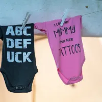 Na festivalu niti letos ni manjkalo najmlajše festivalske mladine, ki 
je komaj pokukala na beli svet in ob tem prisega na črno barvo in 
mamine tatuje. 