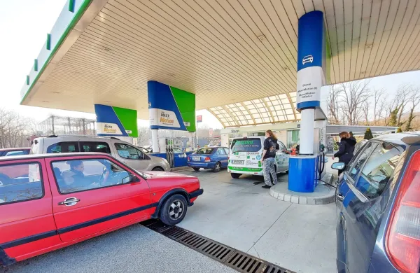 Opolnoči sta se bencin in dizelsko gorivo rahlo pocenila, že četrtič zapored.