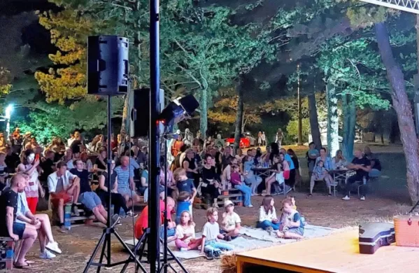 V Kubedu pod borovci se lepo ujamejo glasba, narava, sproščeno vzdušje ob pijači in jedači ...  