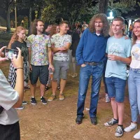 Po  dveh urah in pol prepevanja in igranja se je Adi Smolar še lep čas družil z obiskovalci. 