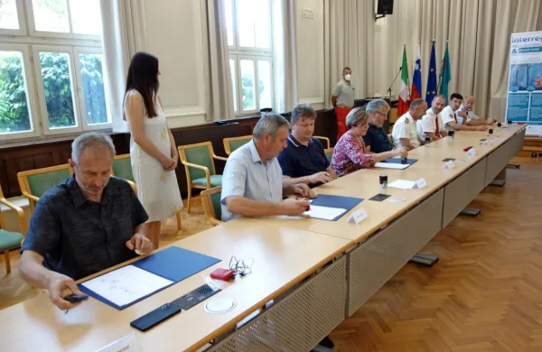 Smiselnost in učinkovitost sporazuma Crossit Safer so 15 dni po podpisu (na fotografiji) preizkusili v 
praksi.