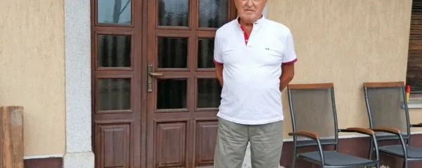 Pred svojo rojstno hišo v Kostanjevici  se Emilu spomini vrnejo v 
otroštvo.  
