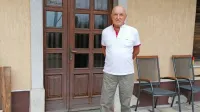 Pred svojo rojstno hišo v Kostanjevici  se Emilu spomini vrnejo v 
otroštvo.  