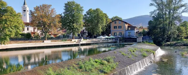  Najbolj značilna veduta Renč je še lepša, odkar so uredili brežine Vipave, a zaradi  suše je to poletje pogled na jez manj slikovit.  
