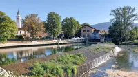  Najbolj značilna veduta Renč je še lepša, odkar so uredili brežine Vipave, a zaradi  suše je to poletje pogled na jez manj slikovit.  