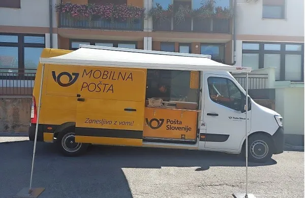Krajanom Knežaka in okoliških vasi je začasno na voljo mobilna 
pošta.