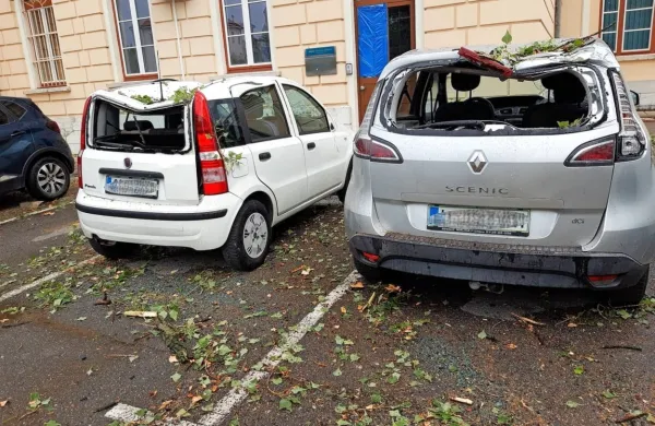 Včerajšnje neurje v Novi Gorici je med drugim poškodovalo nekaj 
avtomobilov, parkiranih na železniški postaji.