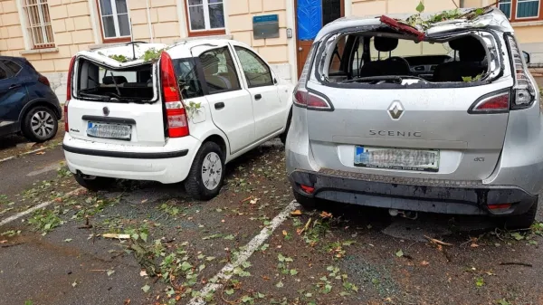 Včerajšnje neurje v Novi Gorici je med drugim poškodovalo nekaj 
avtomobilov, parkiranih na železniški postaji.