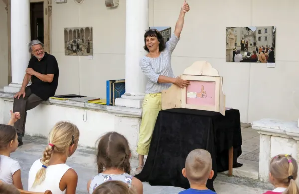 Festival vodita Jelena Sitar in Igor Cvetko, zaslužna za razmah 
kamišibaja pri nas. 